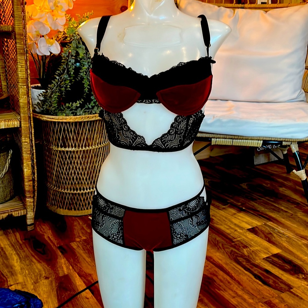 Velvet and lace lingerie size m/l